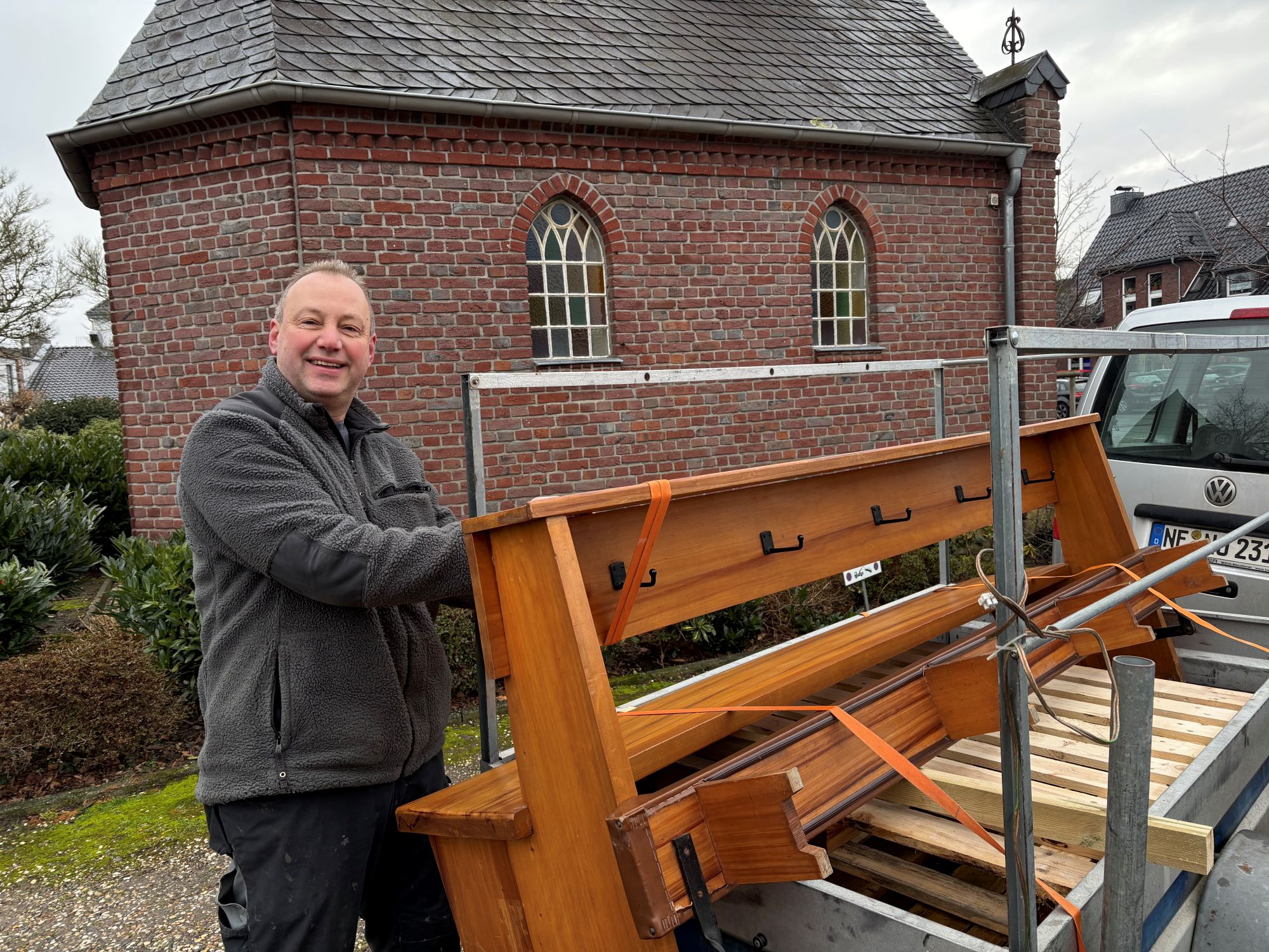 Michael Jammers hat eine der ersten Bänke auf seinen Hänger geladen.
