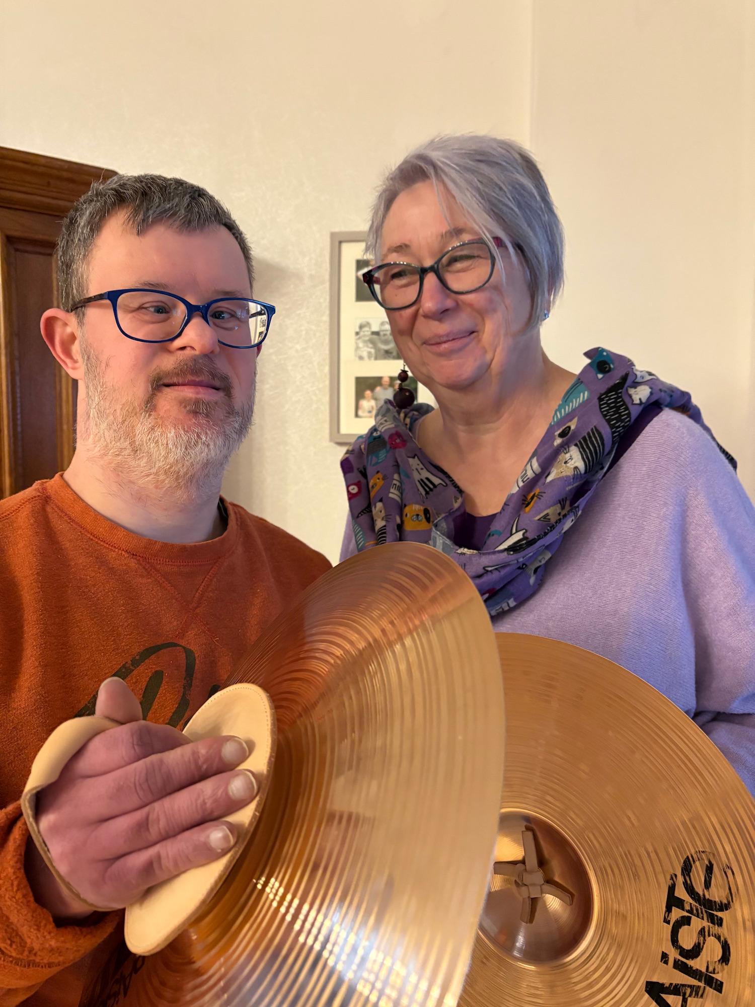 Im Tambour-Corps spielt Michael Günner die Becken. Er liebt das Schützenwesen und die Kirmes. Der 44-Jährige will ein eigenständiges Leben führen. Seine Mutter Hiltrud Günner musste das Loslassen lernen.