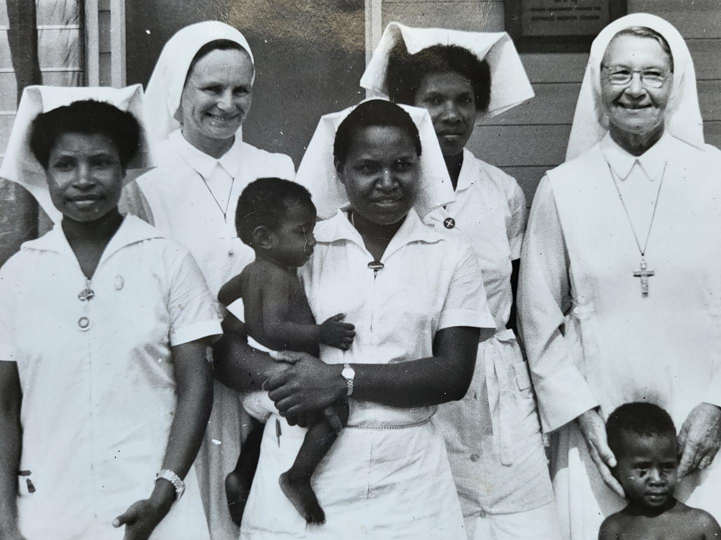 Schwester Clematia (r.), geborene Sybille Schmitz aus Strempt, avancierte in der Südsee zur berühmten Ordensfrau, Krankenschwester und Fürsprecherin der Eingeborenen.