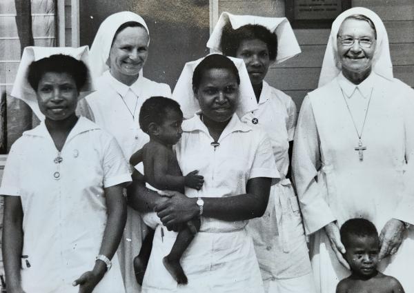 Schwester Clematia (r.), geborene Sybille Schmitz aus Strempt, avancierte in der Südsee zur berühmten Ordensfrau, Krankenschwester und Fürsprecherin der Eingeborenen.
