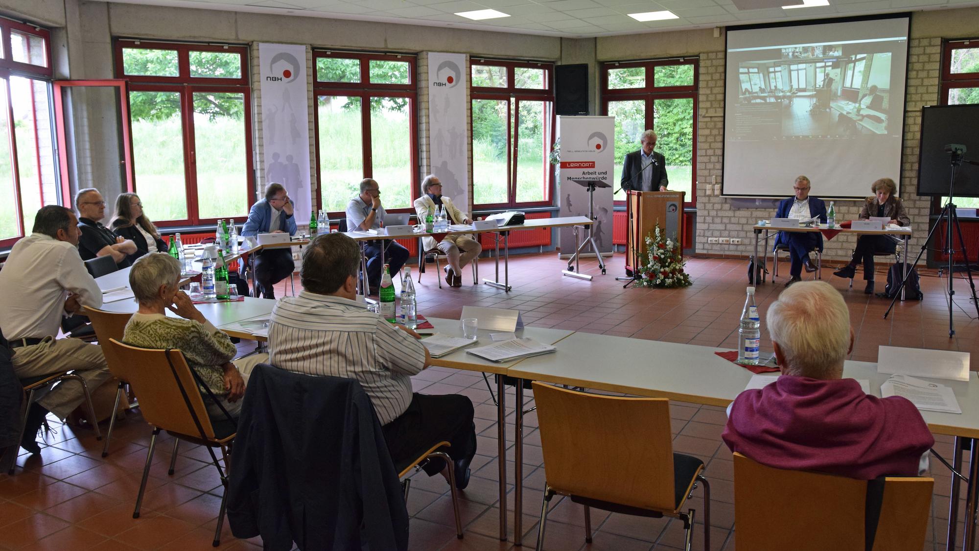 Der Austausch im Nell-Breuning-Haus fand in Präsenz und online statt.