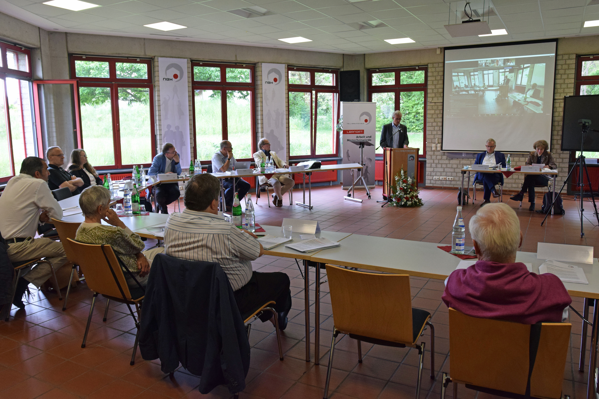 Seminare, Diskussionsforen und Tagungen, wie hier zum Thema „Rechtskatholizismus“, sind wichtige Bausteine der politischen Bildungsarbeit.
