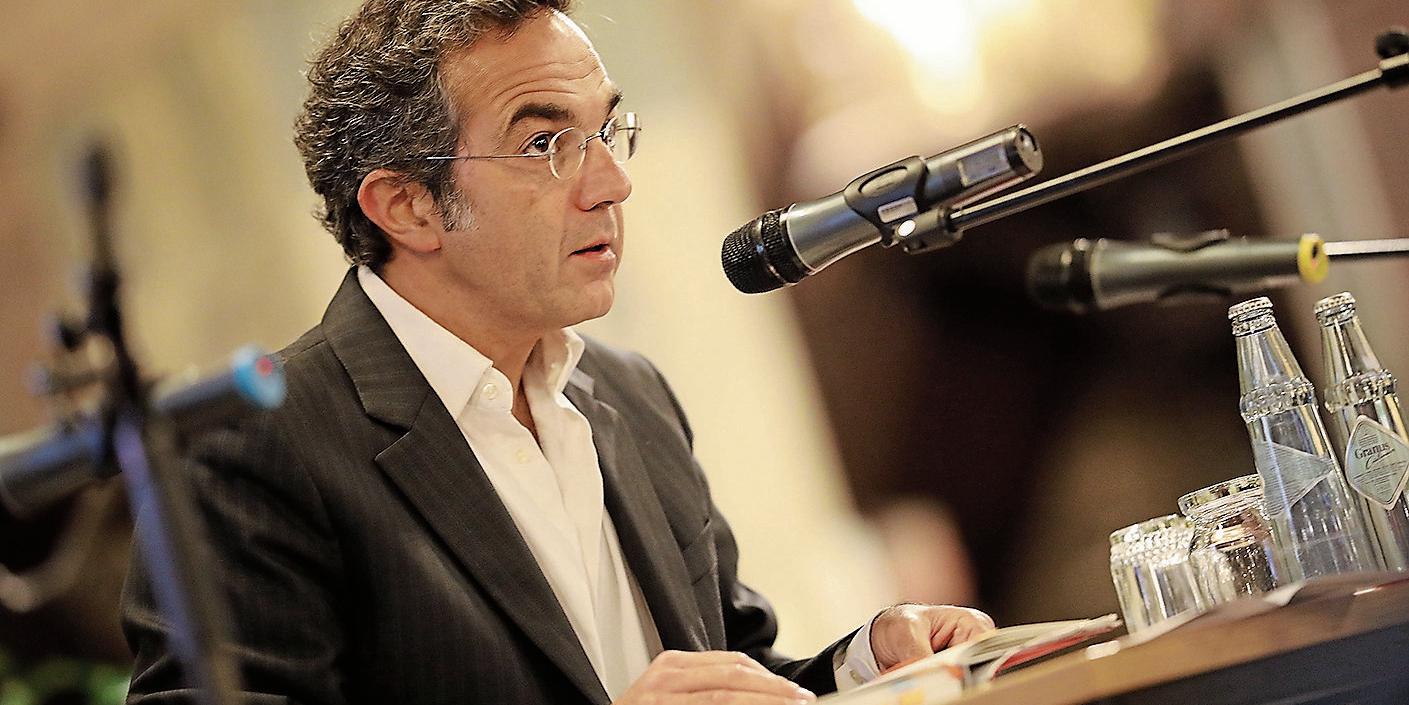 Navid Kermani kommt in die Aula des Burgau-Gymnasiums.