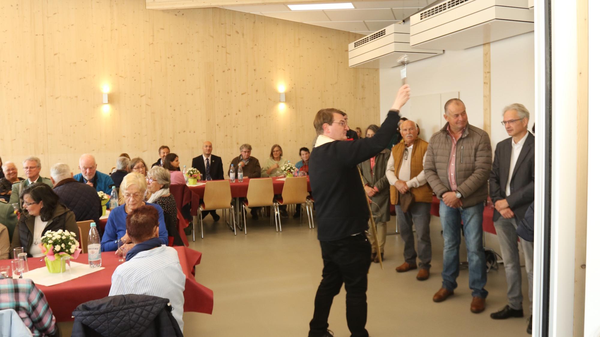 Volles Haus am ersten Tag: Pfarrer Gerd Kraus segnete das neue Pfarrzentrum nach dem Erntedankgottesdienst ein.