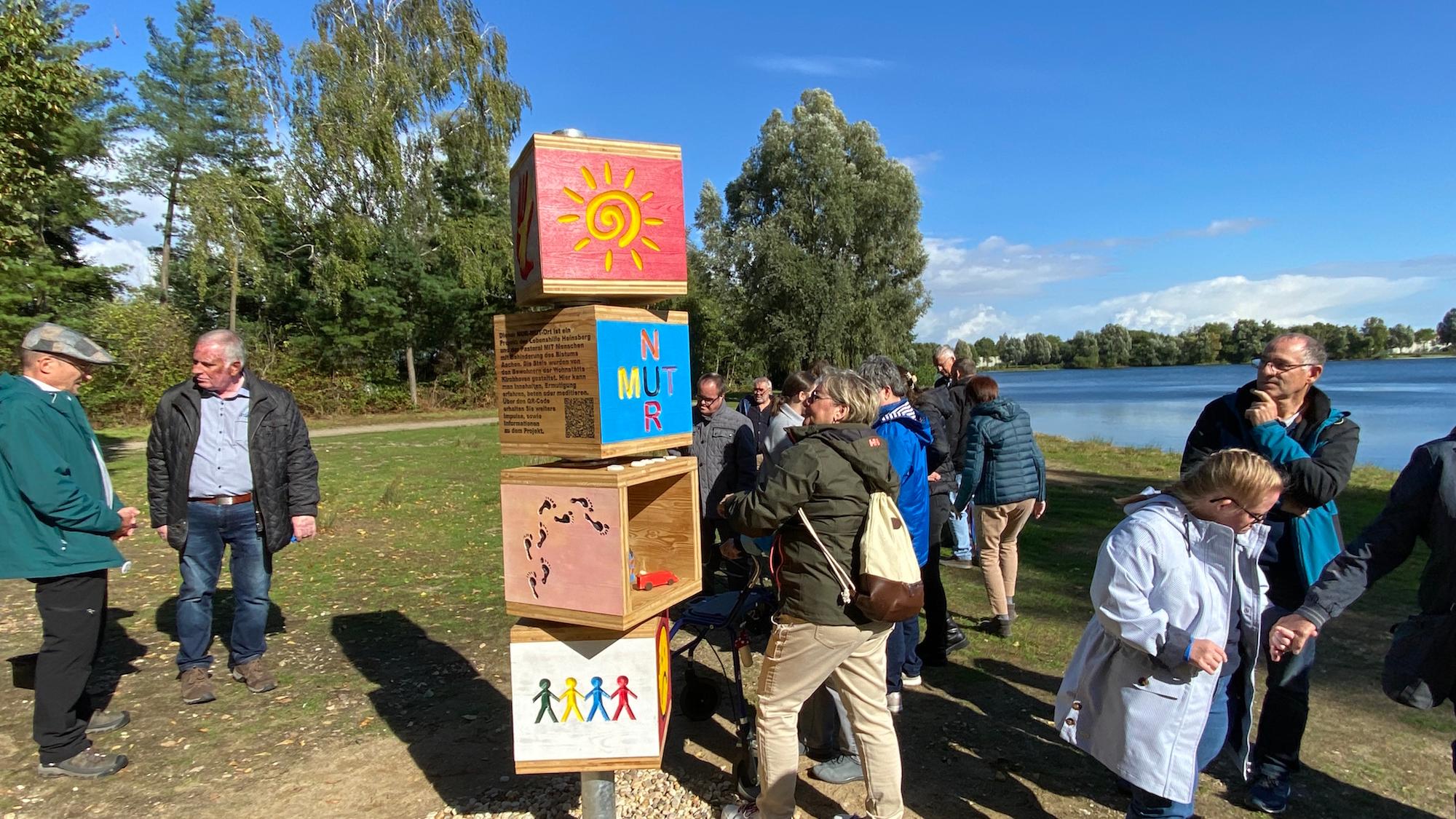 Mit einigen Gästen weihten die Bewohner des nahen Lebenshilfe-Wohnheims Kirchhoven die „Nur-Mut“-Stele direkt am See ein.