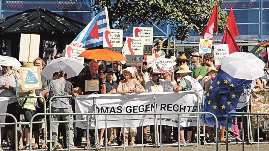 Zeichen setzen gegen Rassismus und Antisemitismus: Die „Omas gegen rechts“ zeigen Gesicht.