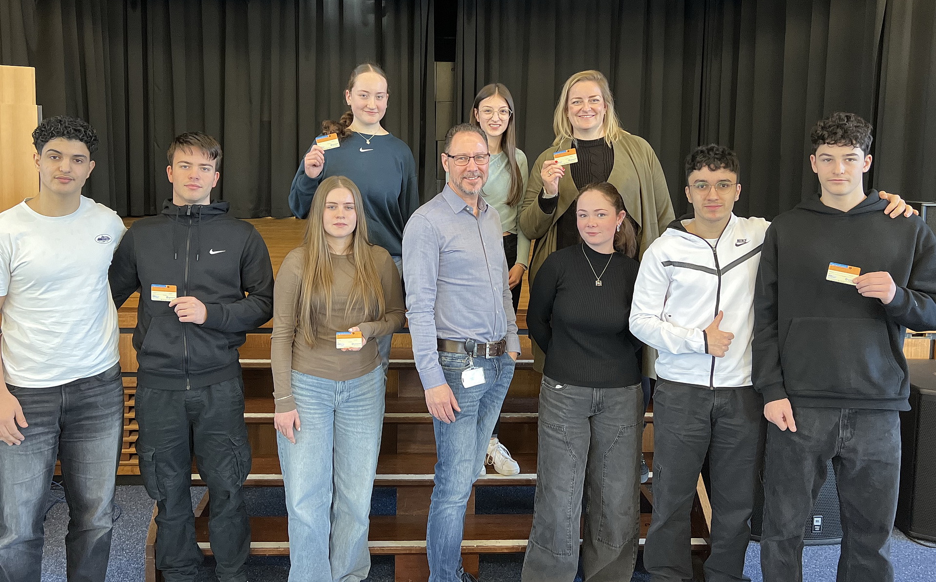 Schülerinnen und Schüler des Religionskurses organisierten ein Hearing über die Organspende mit ihrer Lehrerin Eva Bruns. In der Mitte: Dr. Dirk Schedler von der Uniklinik Köln.