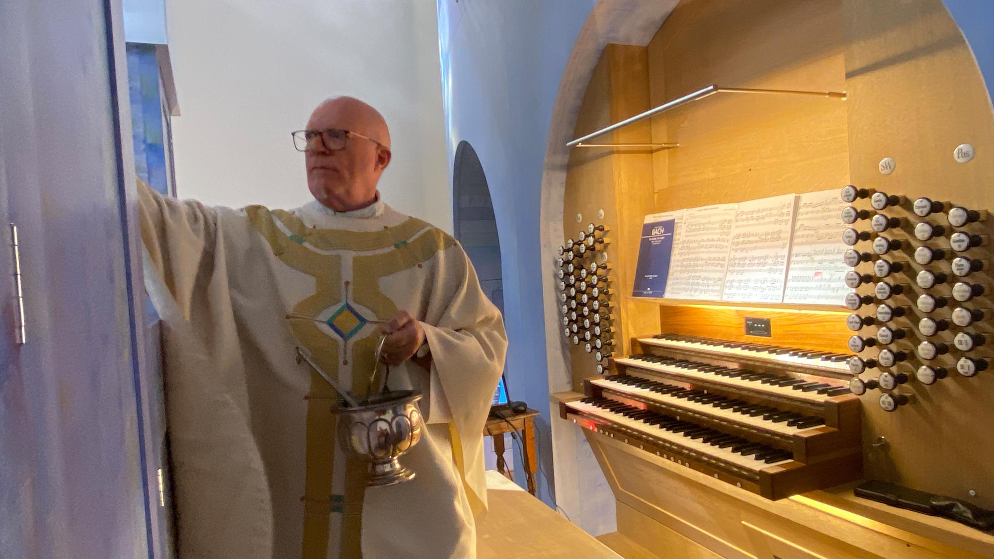 Ein großer Moment: Pfarrer Werner Rombach weiht die neue Scholz-Orgel in Erkelenz..