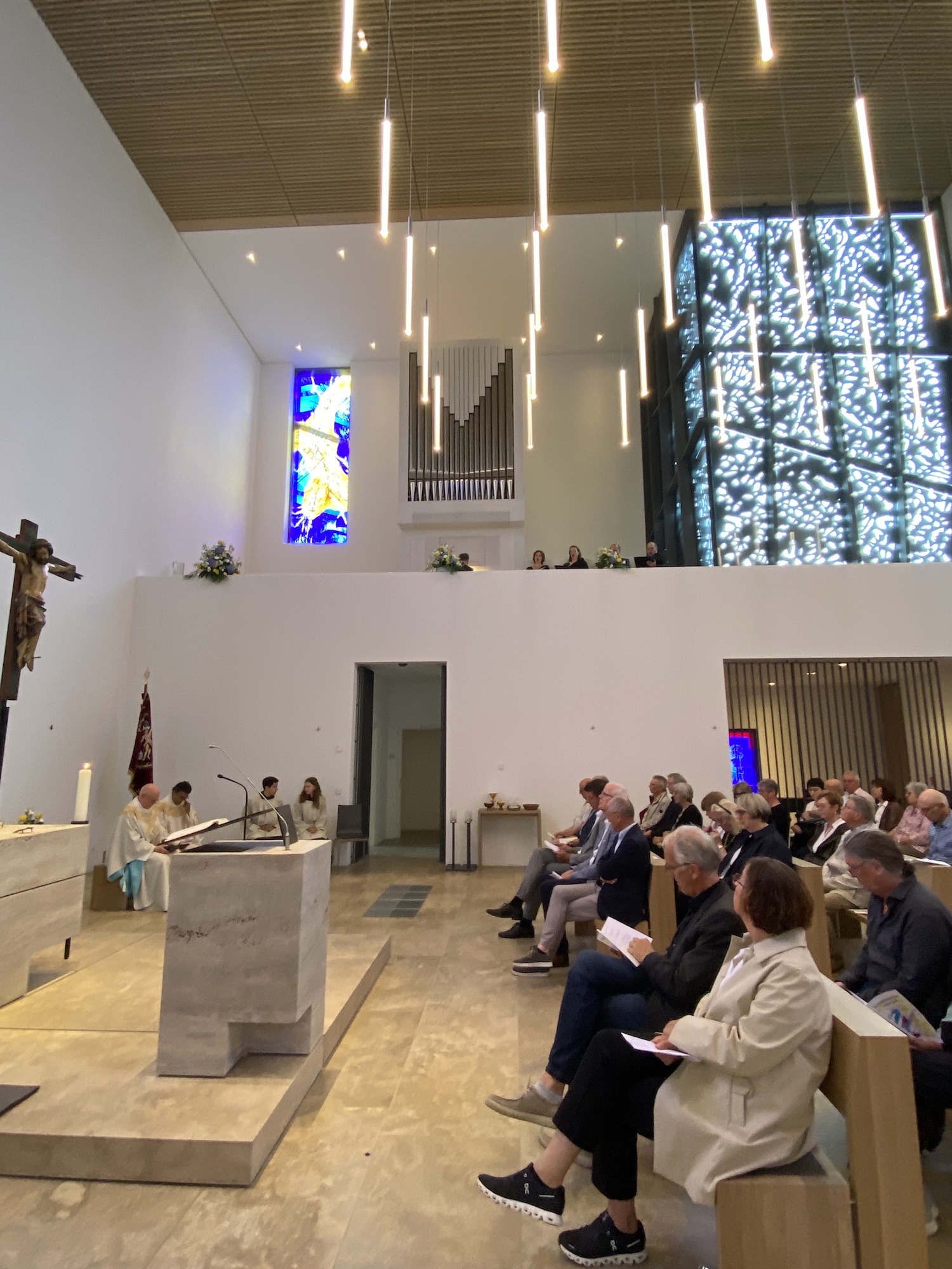 Die Gottesdienstbesucher können die Orgel sehen.