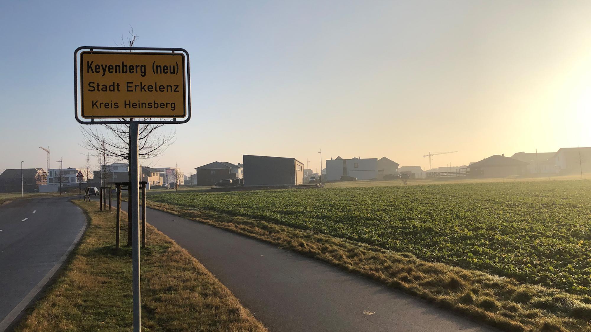 Noch führen die Ortsnamen und viele Straßennamen den Zusatz „neu“.  Wenn die alten Dörfer abgerissen würden, sollten die Zusätze entfernt werden. Wie es nun wird, ist offen.