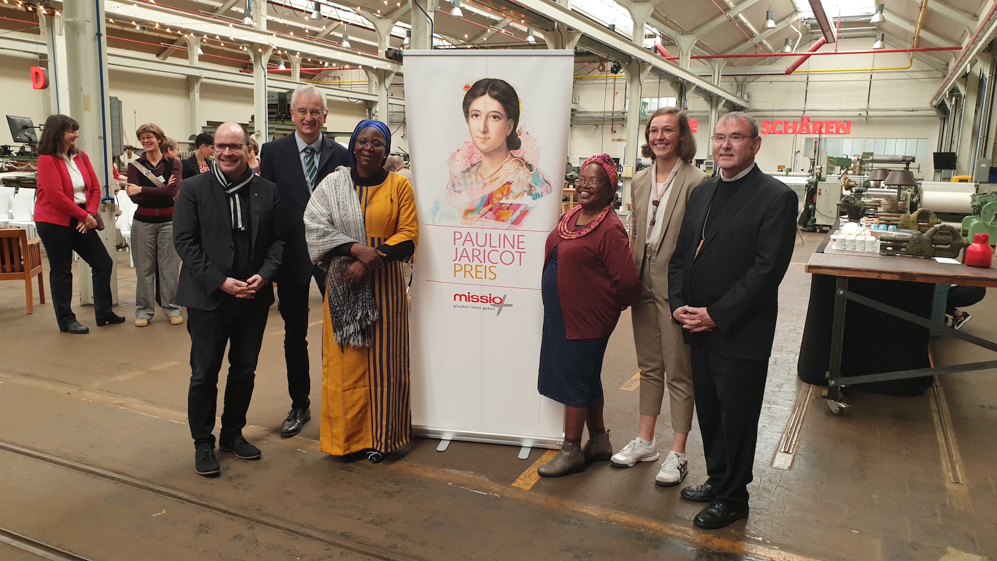 Missio-Präsident Pfarrer Dirk Bingener, Vizepräsident Gregor von Fürstenberg, die Preisträgerinnen Nathalie Dakuo und Nontando Hadebe sowie die Jury-Mitglieder Annkathrin Meyer und Weihbischof Ludger Schepers aus Essen (v. l.).