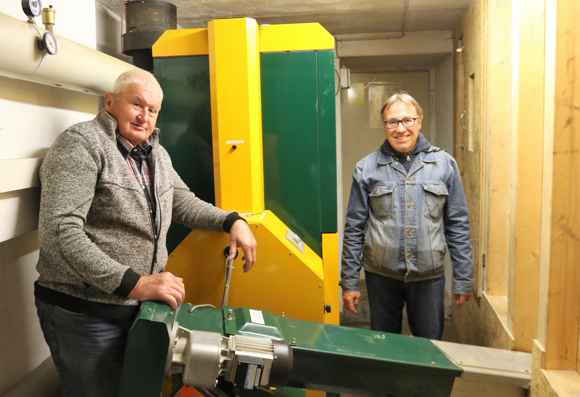 Johannes Foemer (l.) und Markus Grubert kümmern sich um die Pelletheizung.