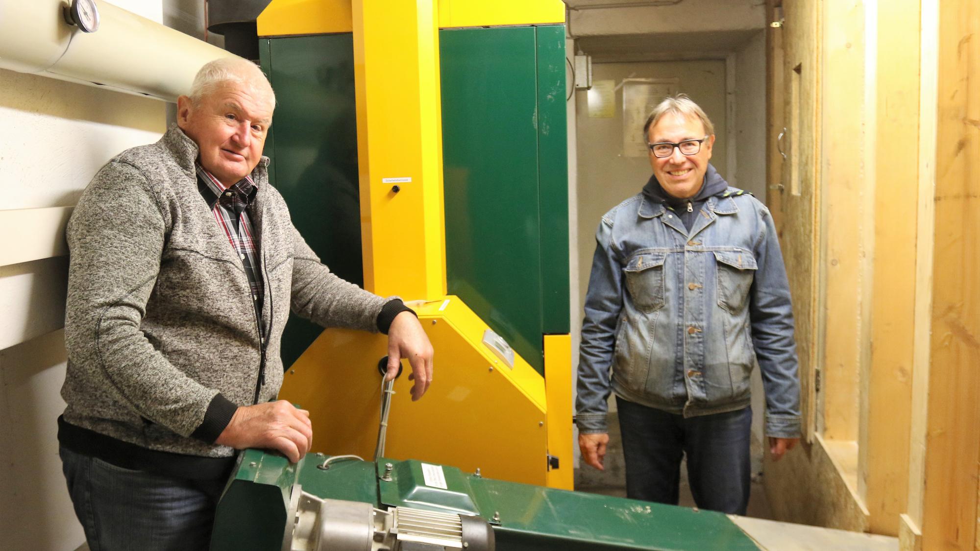 Johannes Foemer (l.) und Markus Grubert kümmern sich um die Pelletheizung.