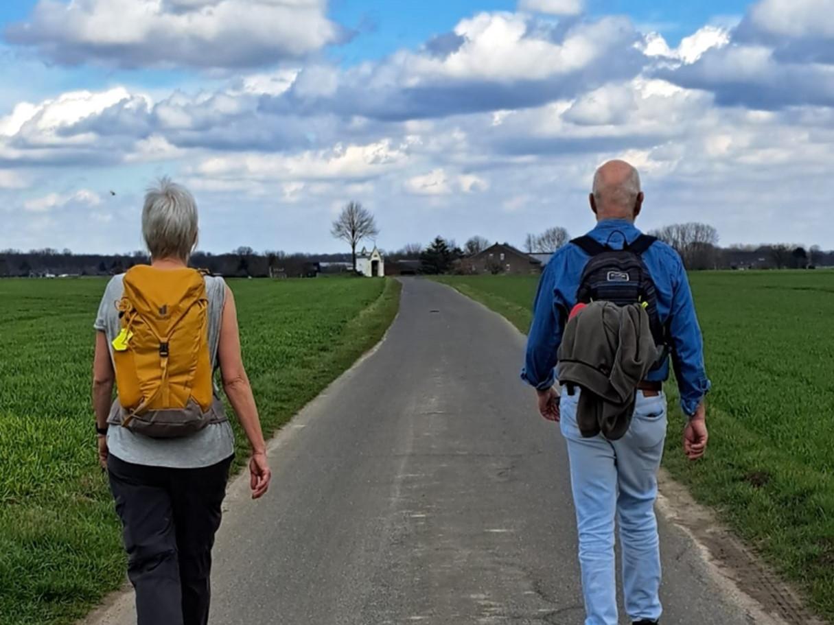 Zwei Pilger unterwegs zum Mennikes-Heiligenhäuschen in St. Hubert.