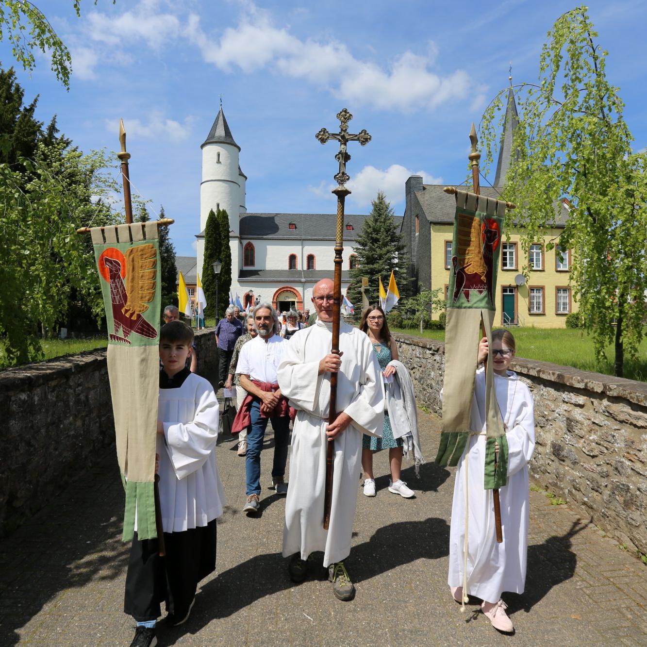 Die Basilika  St. Potentinus ist  Dreh- und Angelpunkt  eines lebendigen kirchlichen Lebens im Eifelörtchen Steinfeld.