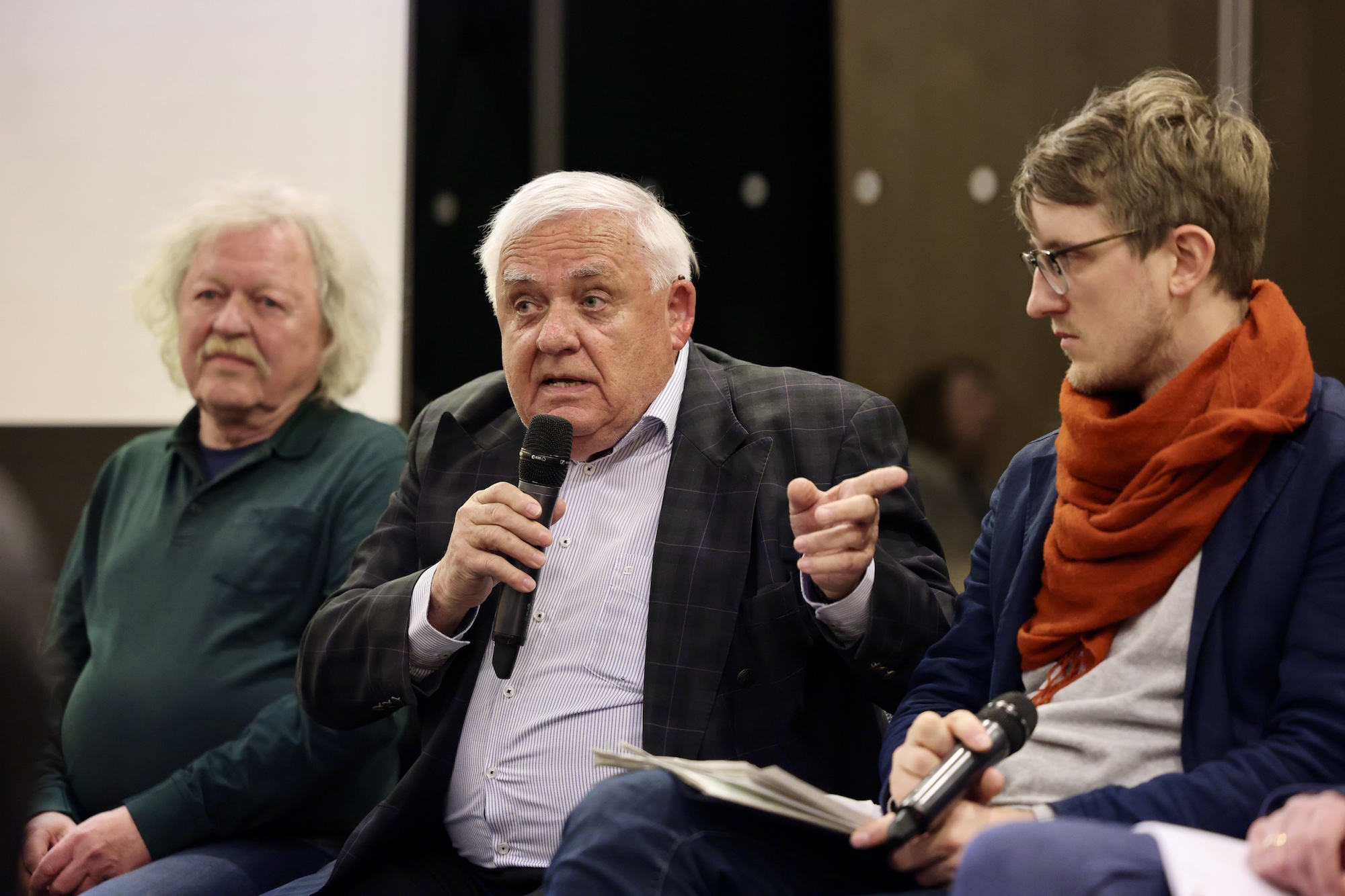 Professor Dr. Horst Schmidt-Böcking (Mitte, im Bild mit Horst Lambertz, links, und Moderator Linus Platzer) hält die Braunkohletagebaue für die „letzte Chance“, Pumpspeicherkraftwerke mit nennenswerter Kapazität in Deutschland zu bauen.