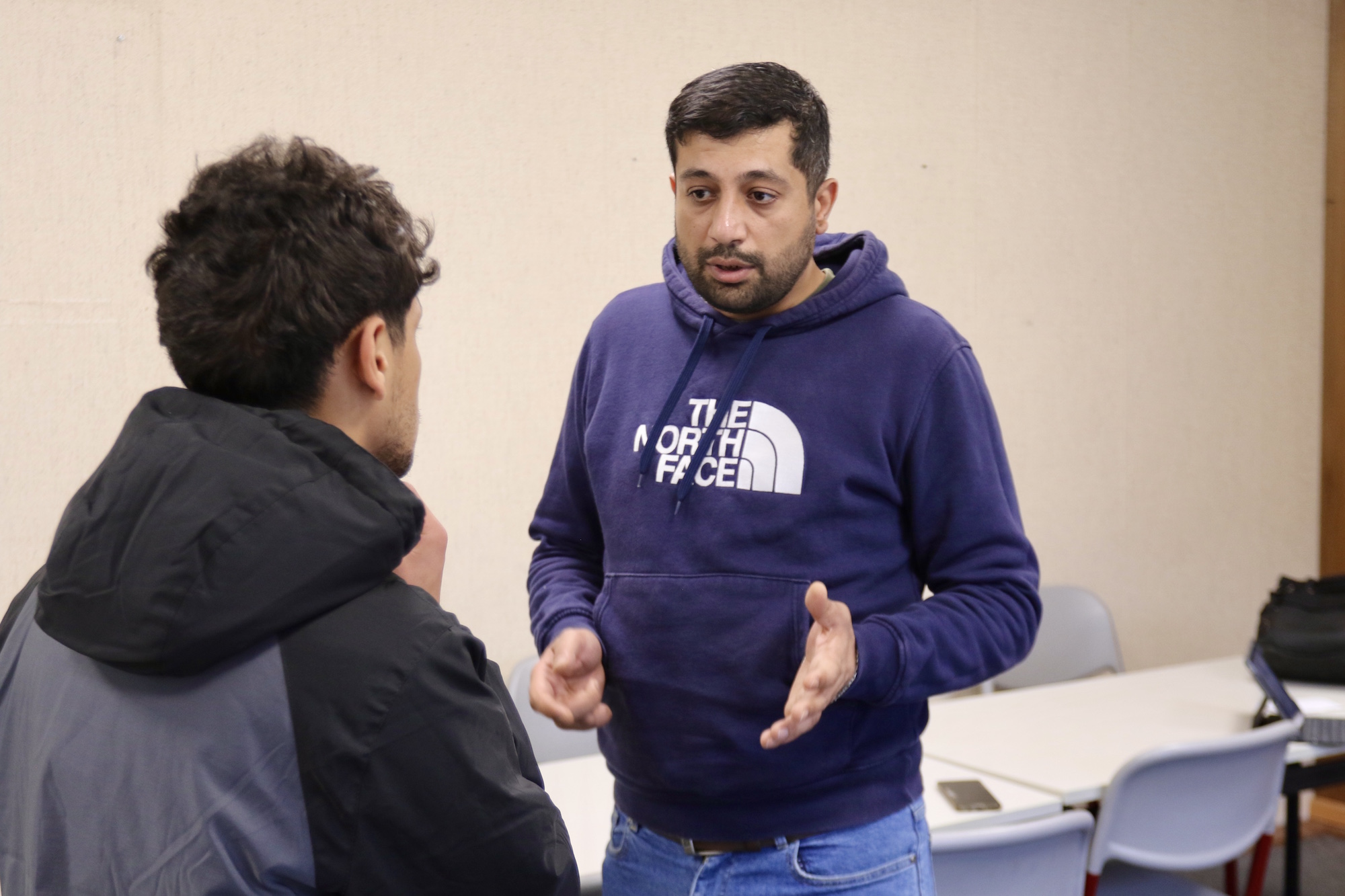 Quttaiba Diab (rechts) ist einer von drei Sozialbetreuern für Geflüchtete in der Gemeinde Simmerath.