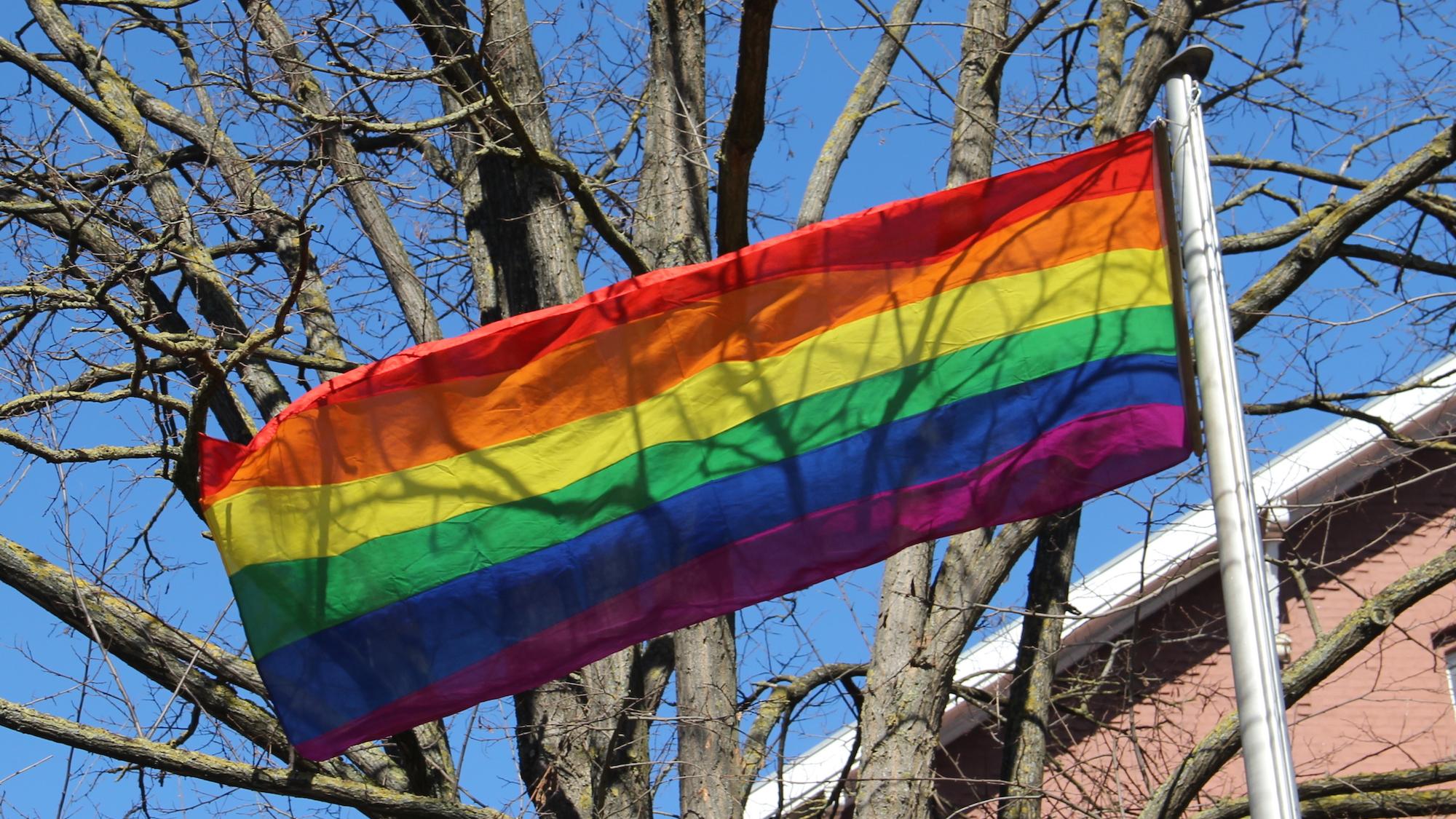 An vielen Orten in der Region wehen sie wieder, die Regenbogenfahnen, um Solidarität mit der Initiative #outinchurch auszudrücken.