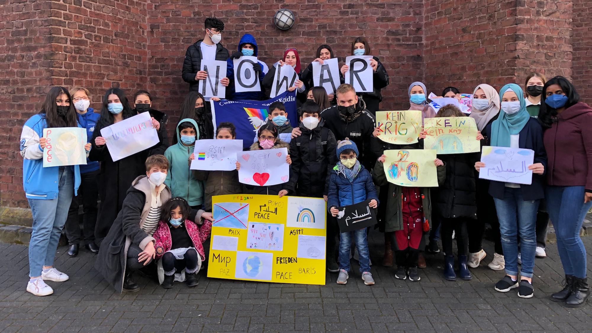 Die Kinder und Jugendlichen der Regenbogenschule von Sant’ Egidio setzen sich für den Frieden ein.