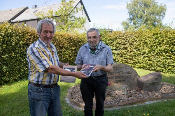  Seinen Niederschlag fand Pfarrer Leonhard Heinrich Bauers tragisches Leben und Sterben in dem Buch „Hier war doch nichts“, das die „Ideenwerkstatt Waldkirch in der NS-Zeit“ realisiert hat. Ein Exemplar des Werkes überreichte Roland Burkhart, Mitglied der Ideenwerkstatt (l.), an Karl Reger vom Arbeitskreis JUDIT.H
