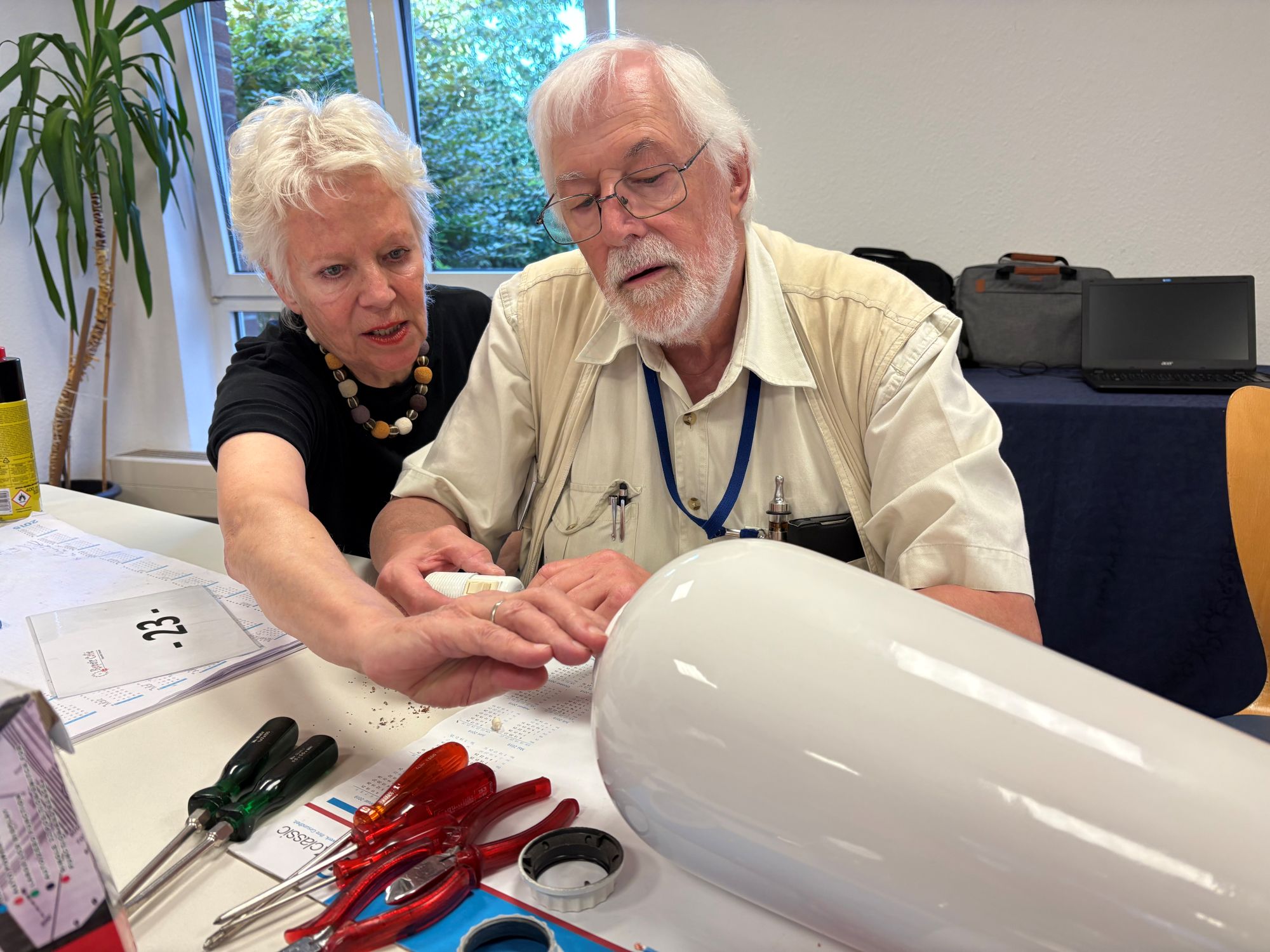 Eva Schneider hat eine Lampe mitgebracht, die Gangolf Gerighausen repariert.