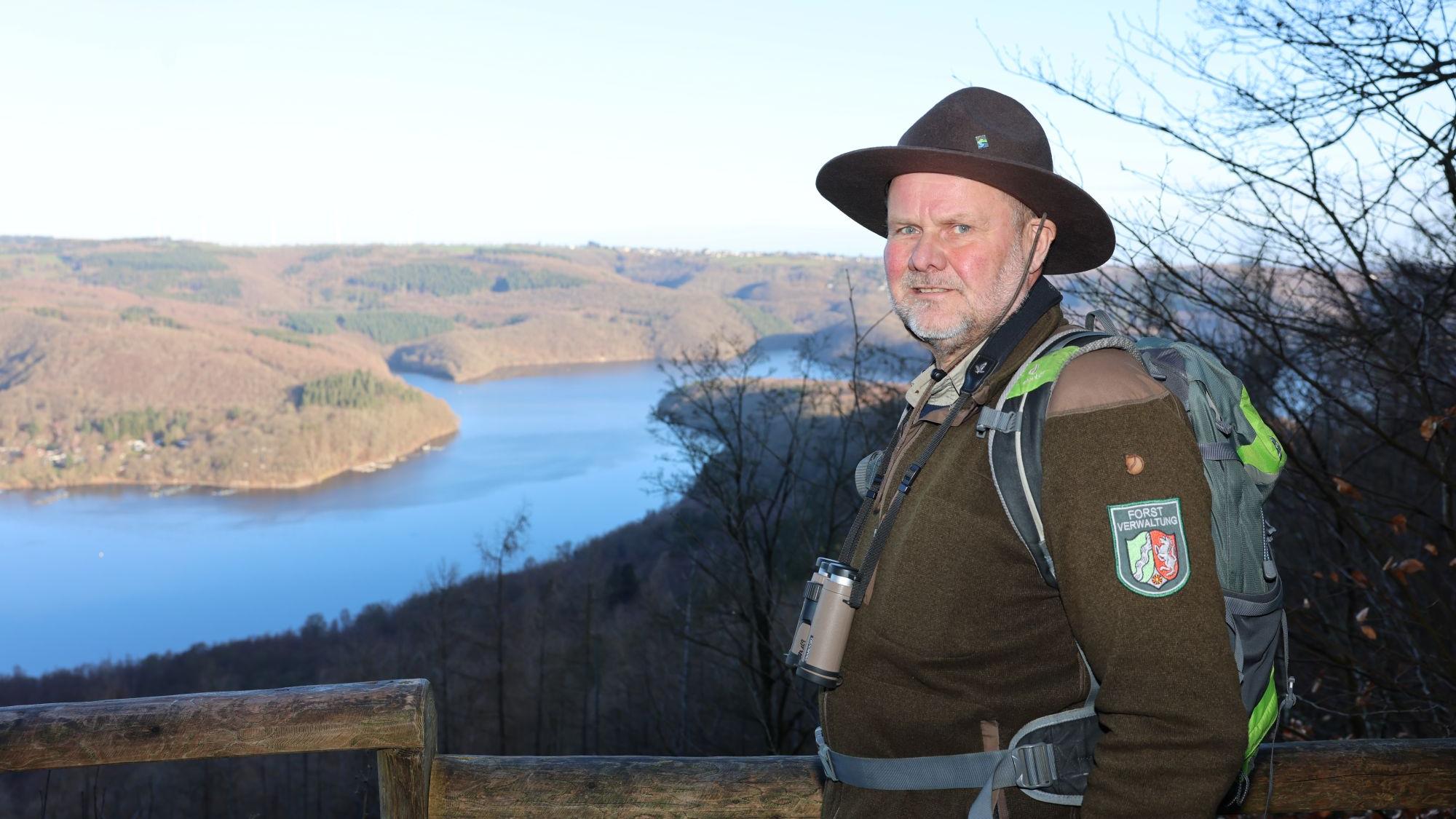 Für mich ist das der Traumberuf', sagt Rolf Jakobs. Er mag es, im Wald mit Menschen ins Gespräch zu kommen.