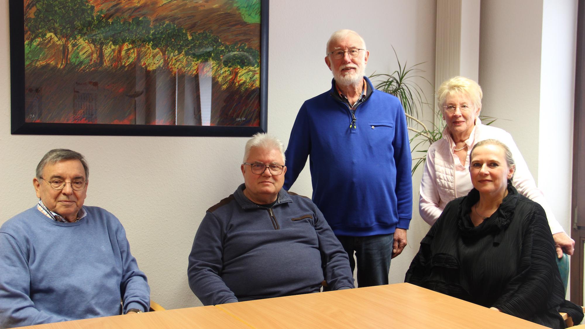 Der Vorsitzende Dieter Cremer (li.) mit einigen der Ehrenamtlichen: Hans-Peter Mowes, Siegfried Germann und Ria Cremer sowie Sekretärin Angela Klinkenberg (v. l.).