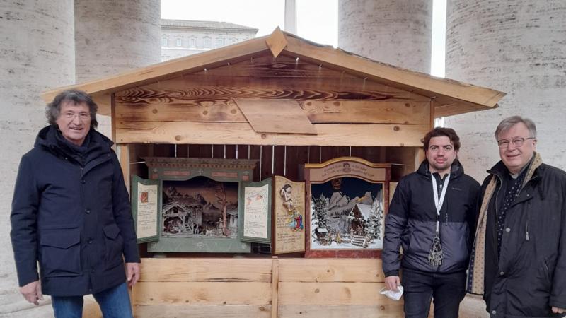 Die Bayrischen Krippenfreunde haben neben dem eigenen Exemplar auch Ferdi Saßmanns Ausstellungsstück (l.) nach Rom gebracht.