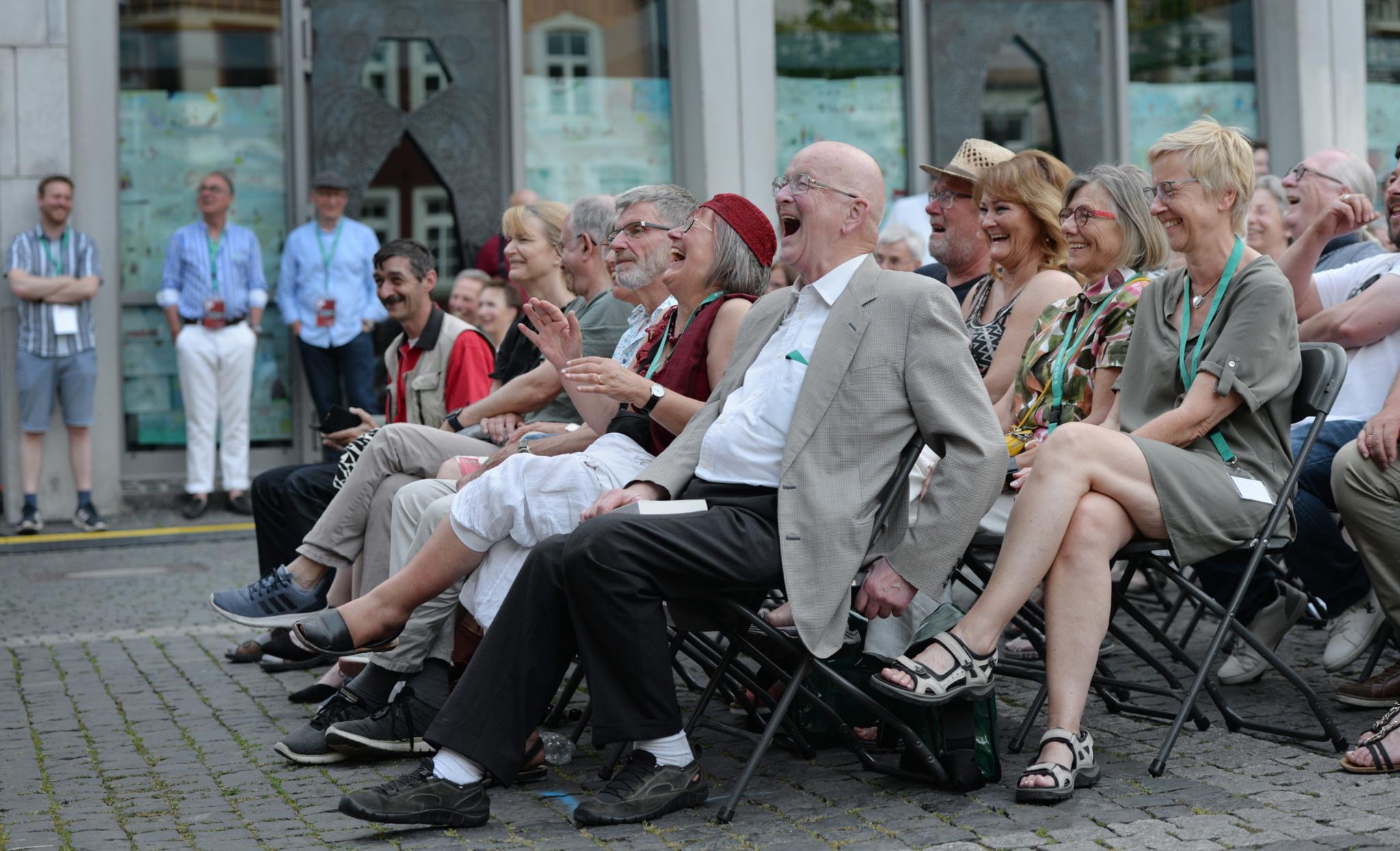 Ein großer Spaß, der nicht bloß Schmunzler hervorrief, sondern aus vollem Halse lachen ließ. „Entjecken“ ließ sich sichtbar auch  Alt-Dompropst Manfred von Holtum.