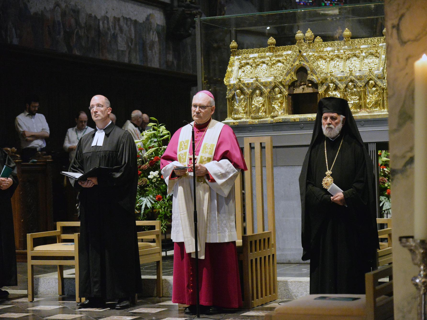 Bischof Helmut Dieser feierte den Taufgedächtnisgottesdienst mit seinen christlichen Kollegen,  Präses Thorsten Latzel (l.) und Bischof Evmenios von Lefka (r.).