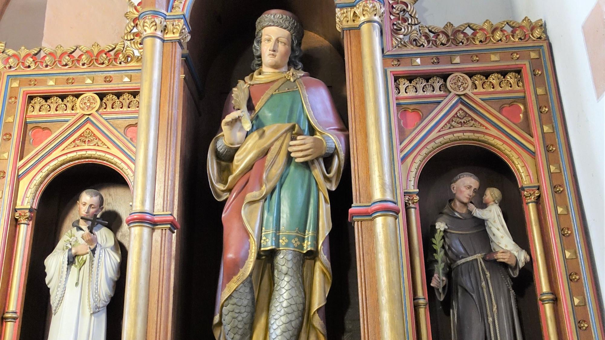 Sankt Gangolf in der Mitte eines Seitenaltars der Kirche in Soller, flankiert von Antonius von Padua (rechts) und Aloisius von Gonzaga (links).