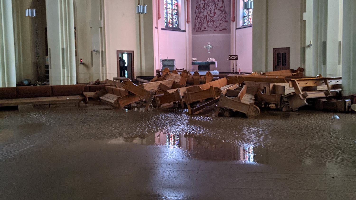 Die Flut hat die Bänke in St. Mariä Himmelfahrt Stolberg durch den Innenraum schwimmen lassen.