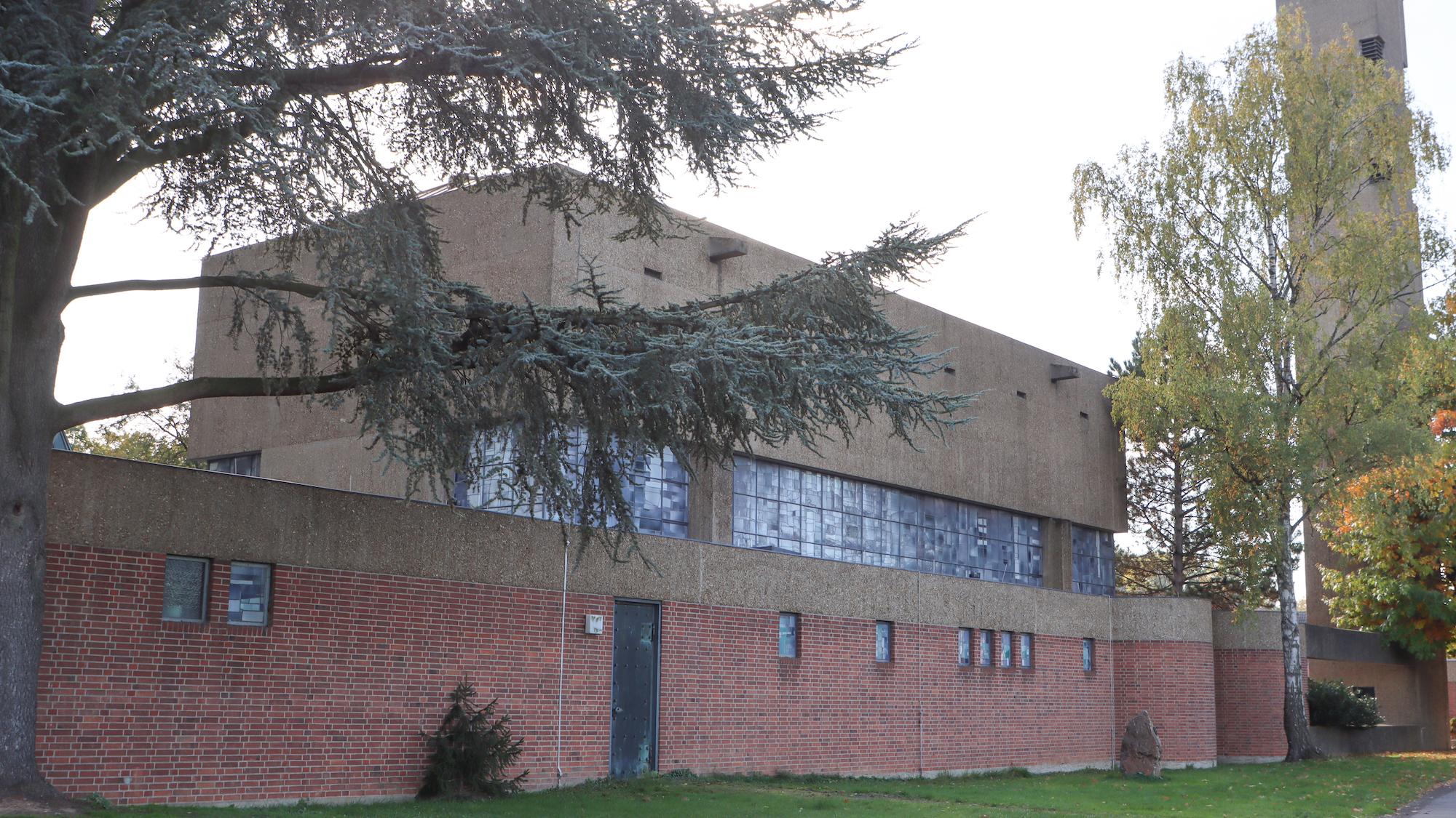 St. Rochus wurde 1961 nach Plänen des Kölner Architekten Gottfried Böhm erbaut.