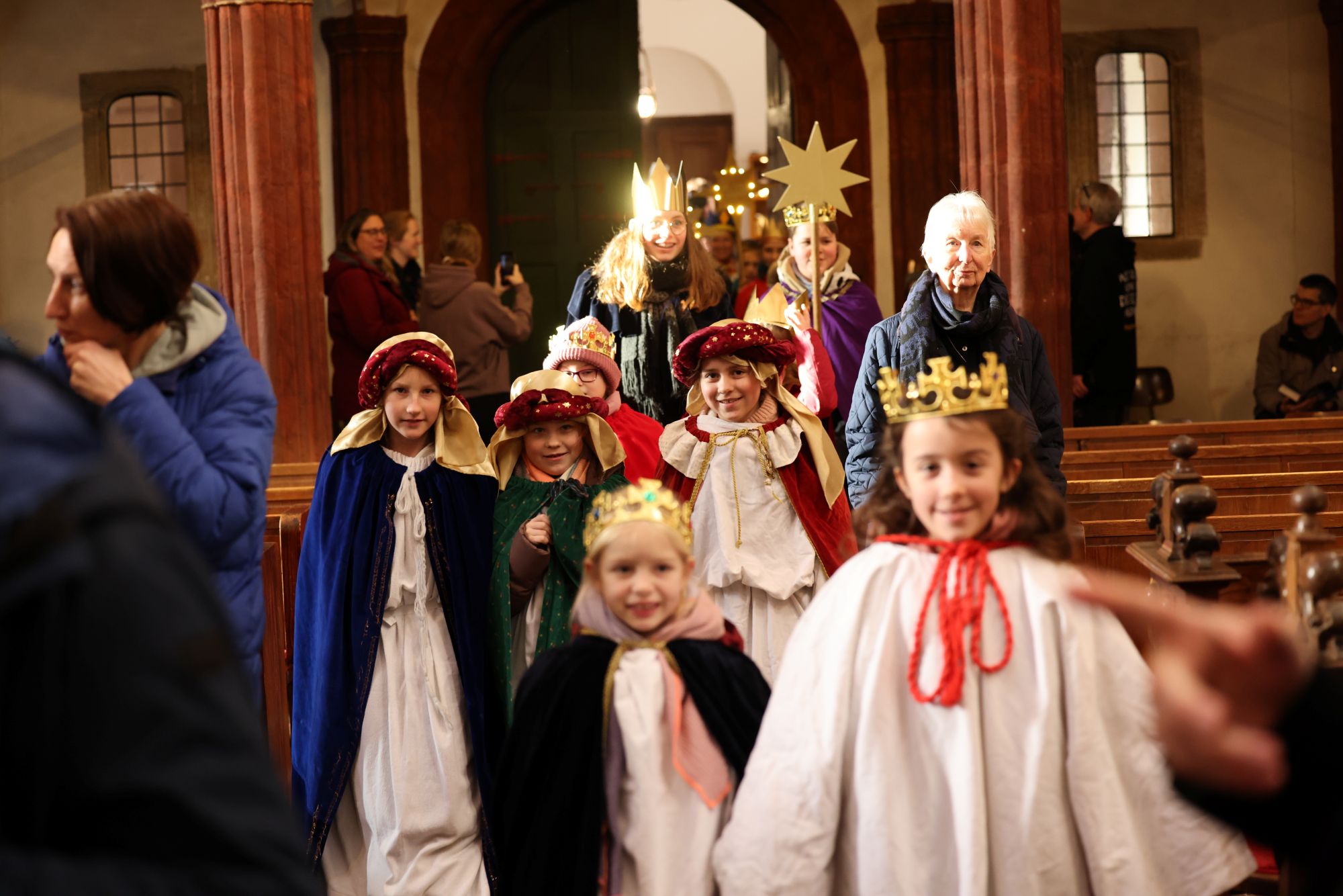 Bischof Helmut Dieser feierte mit den Sternsingerinnen und Sternsingern in Steinfeld die Aussendung.