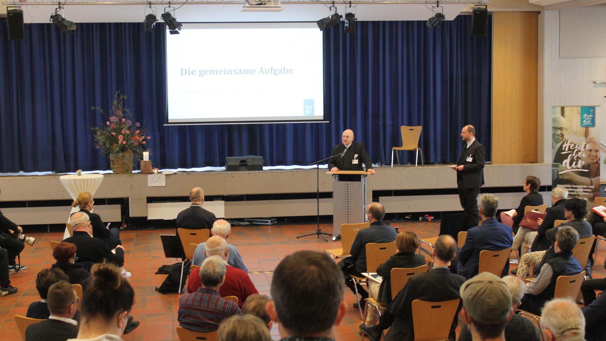 In seiner Eröffnungsrede bei der Synodal-versammlung im Aachener Pius-Gymnasium warb Bischof Helmut Dieser für den gemeinsamen Weg im Heute-bei-dir-Prozess.