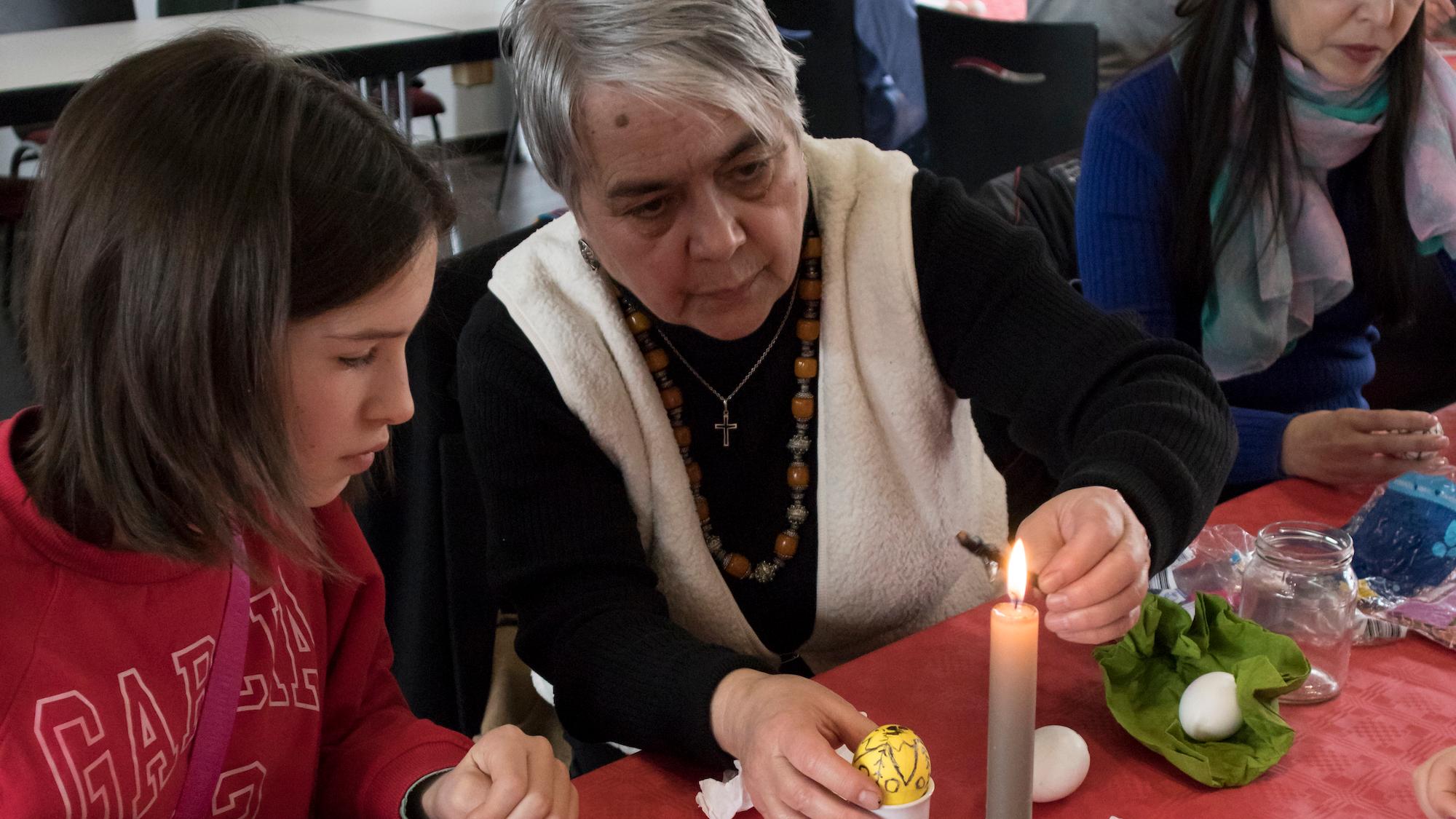 Im vergangenen Jahr haben Gemeindemitglieder gemeinsam Ostereier nach Traditionen ihrer Heimat bemalt.