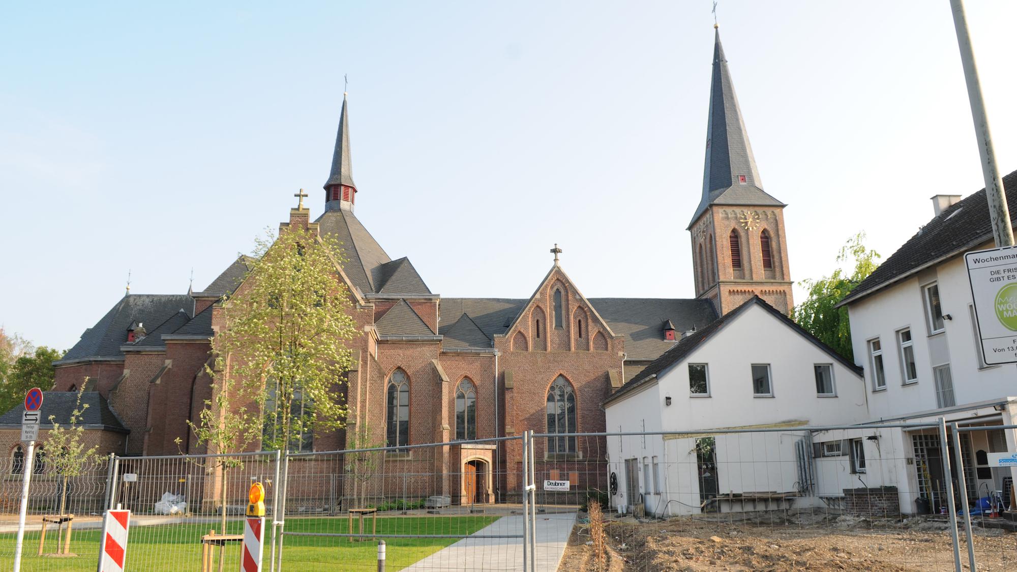 Der Pfarrgarten wurde gerodet und wird neu angelegt: Wege schaffen eine Verbindung zwischen der Kirche und dem öffentlichen Markt- und Parkplatz. Das Kirchengebäude kommt besser zur Geltung.