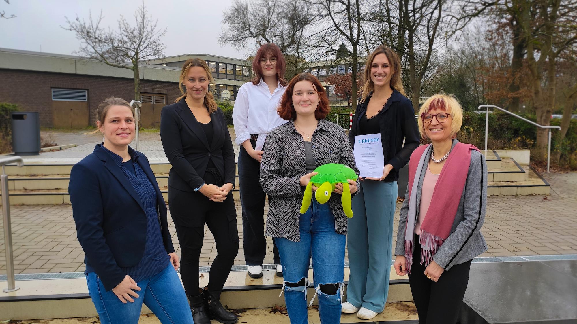 Marie Goebel (Energiemanagement Bistum Aachen), Claudia Schlösser (Abt. Erziehung und Schule, Bistum Aachen), Schülerinnen Anna-Sophie Gutmann und Amelie Schöller, Lehrerin Christina Schmidt, Direktorin Gabriele Vogt (v. l.).