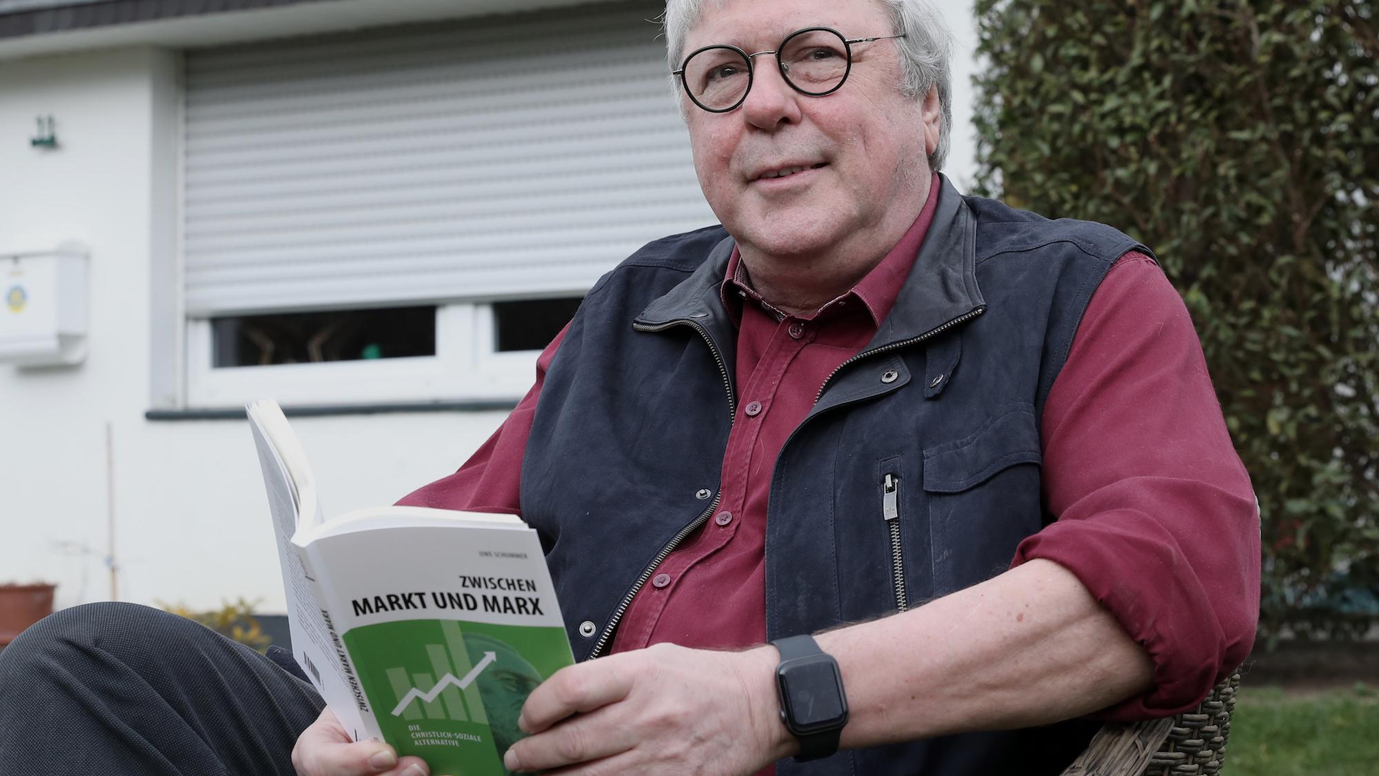 Ein „handliches, einfaches und politisches Buch“ hat Uwe Schummer geschrieben.