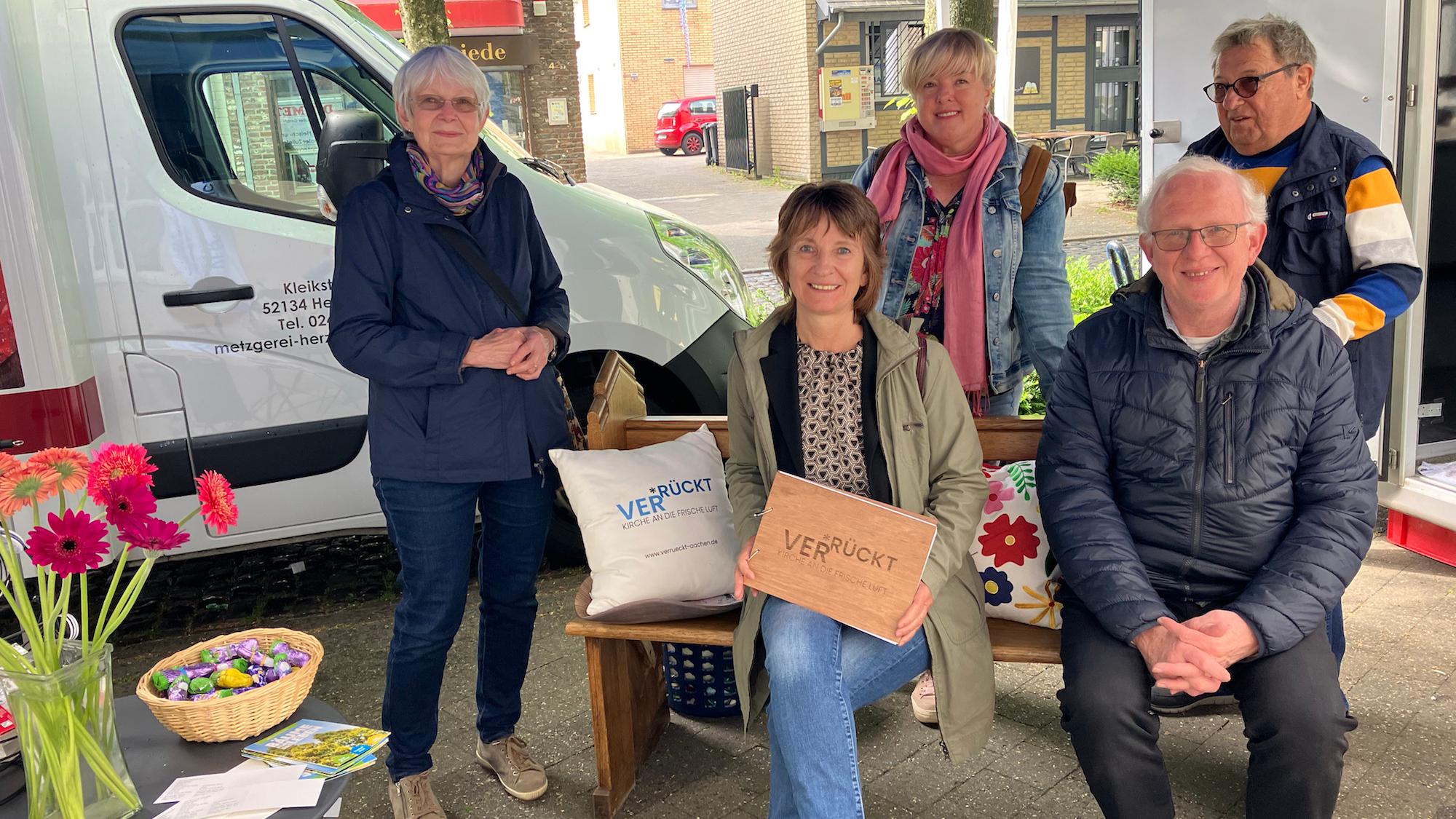 Mit der kleinen Kohlscheider Kirchenbank auf dem dortigen Wochenmarkt: v.l. Ursel Sistemich, Dorothee Wakefield, Margit Umbach, Pfarrer Rainer Thoma und Karl Remy.