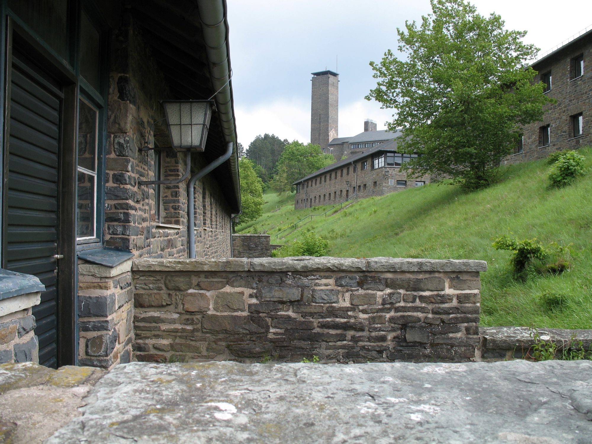 In den 1930er-Jahren wurde die sogenannte „NS-Ordensburg“ von den Nationalsozialisten als Schulungsstätte geplant. Mit Kriegsbeginn rückte die Wehrmacht ein.