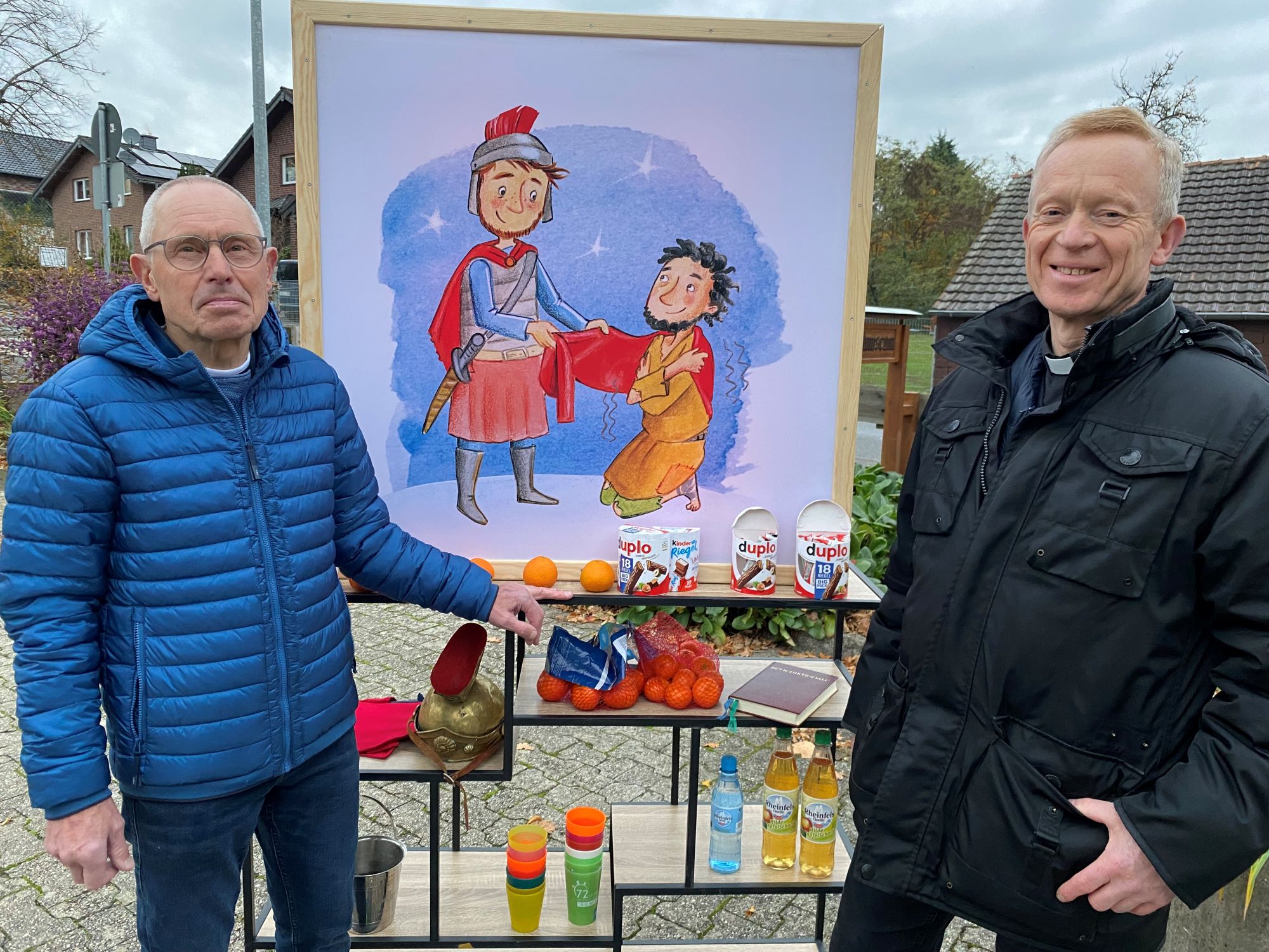 Für die St. Martins-Züge im pastoralen Raum Wassenberg hat Thomas Wieners (r.) mit Bernd Warten eine Station aufgebaut, an der er segnet.