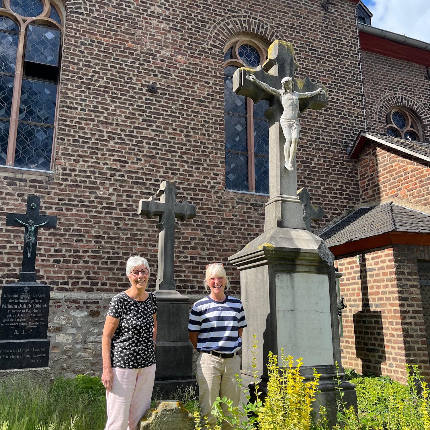 Start der Wallfahrt nach Aldenhoven ist am Kreuz vor der Kirche Heilige Maurische Märtyrer Bourheim. Otti Conrads (l.) und Inge Kutschke sind auch in diesem Jahr wieder dabei.