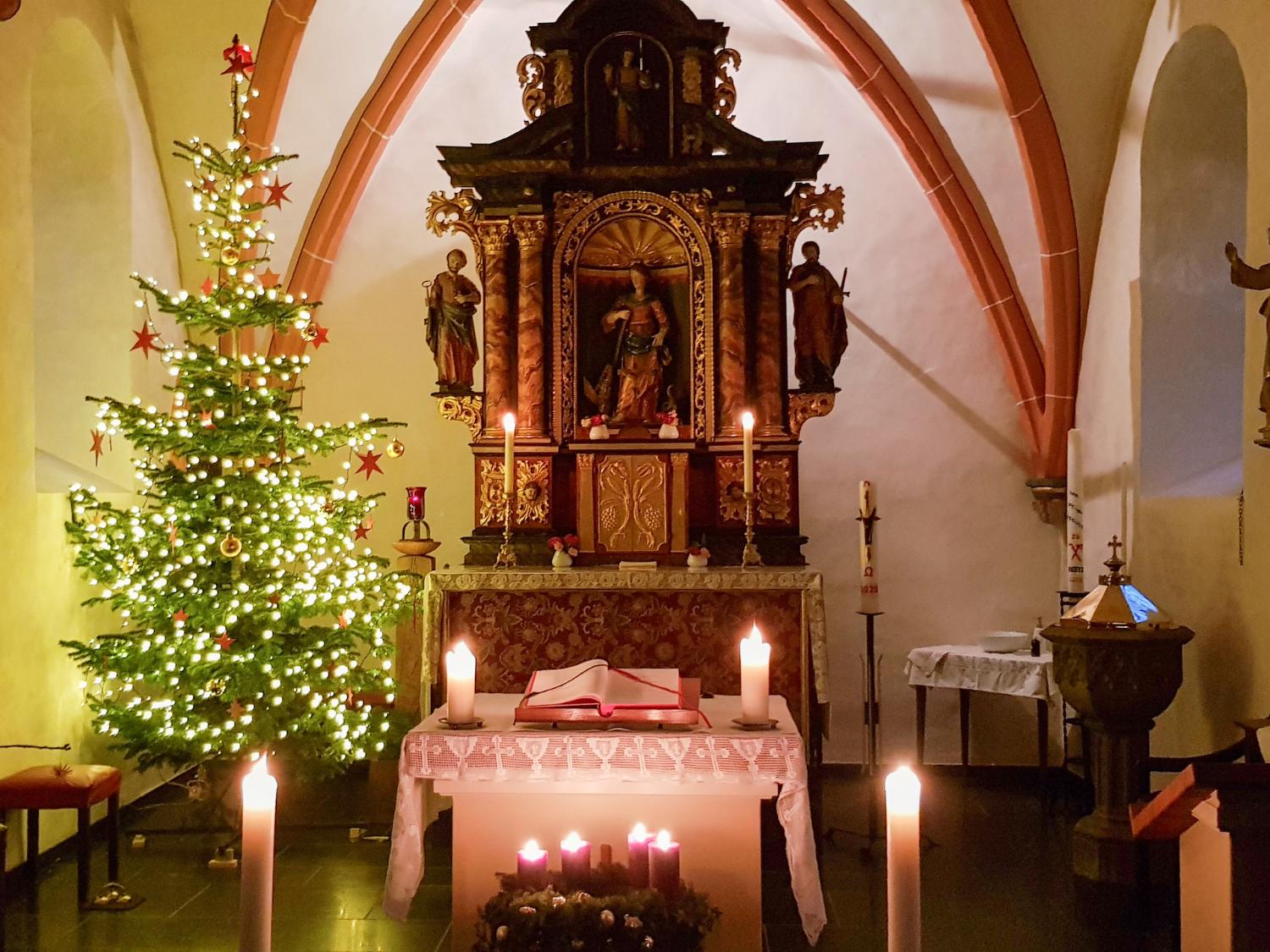 Am Samstag vor Heiligabend wird in Reetz der Baum geschmückt.