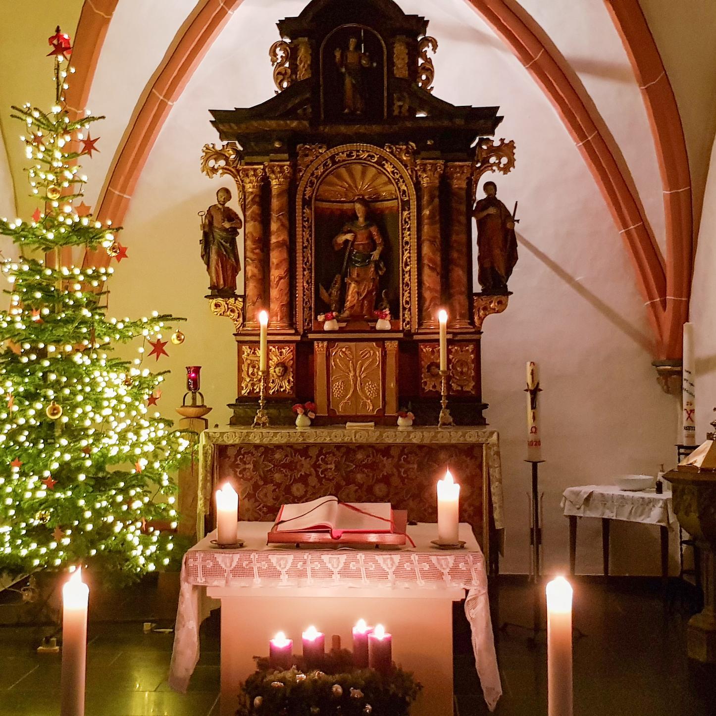 Am Samstag vor Heiligabend wird in Reetz der Baum geschmückt.