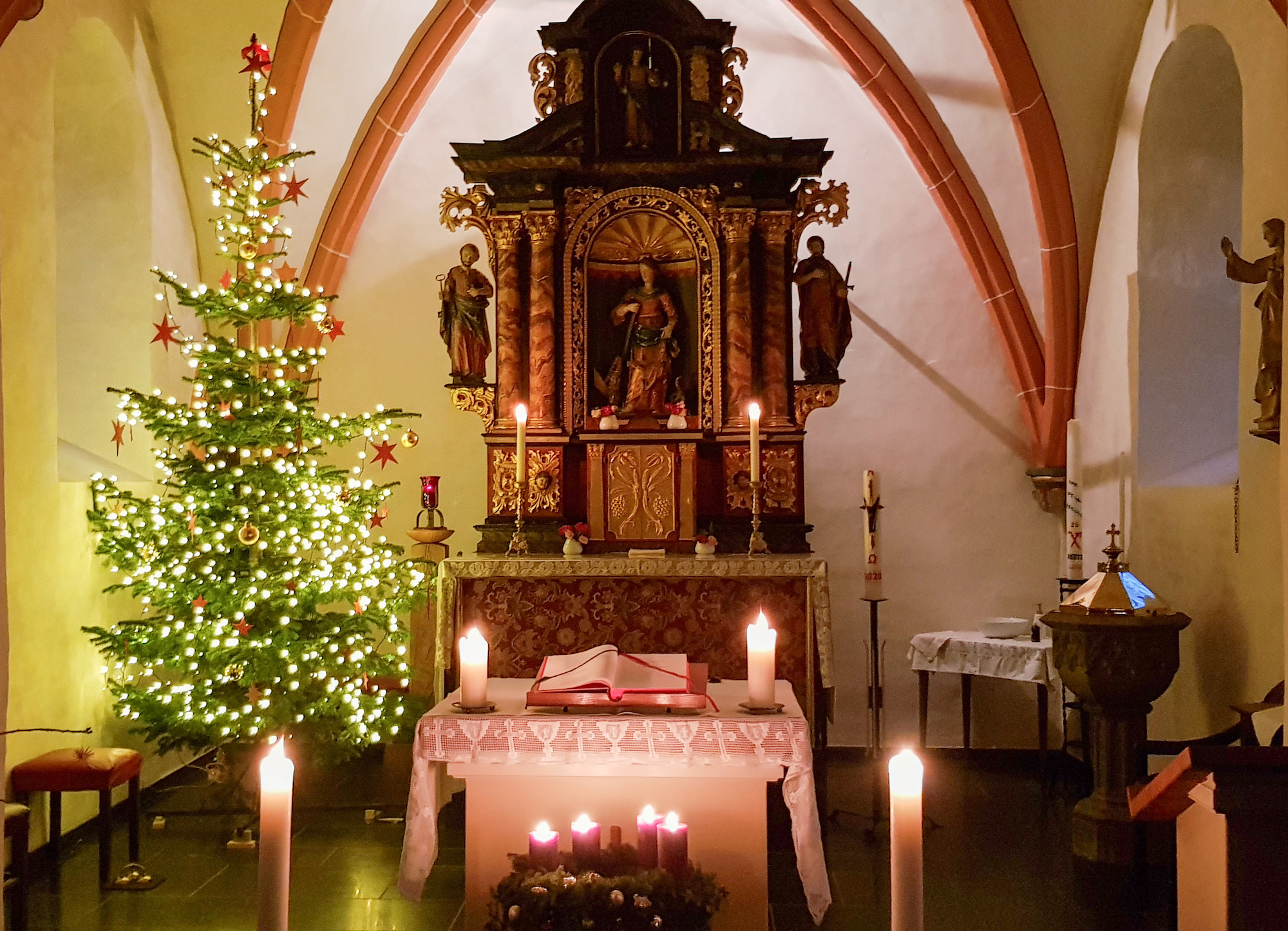 Am Samstag vor Heiligabend wird in Reetz der Baum geschmückt.