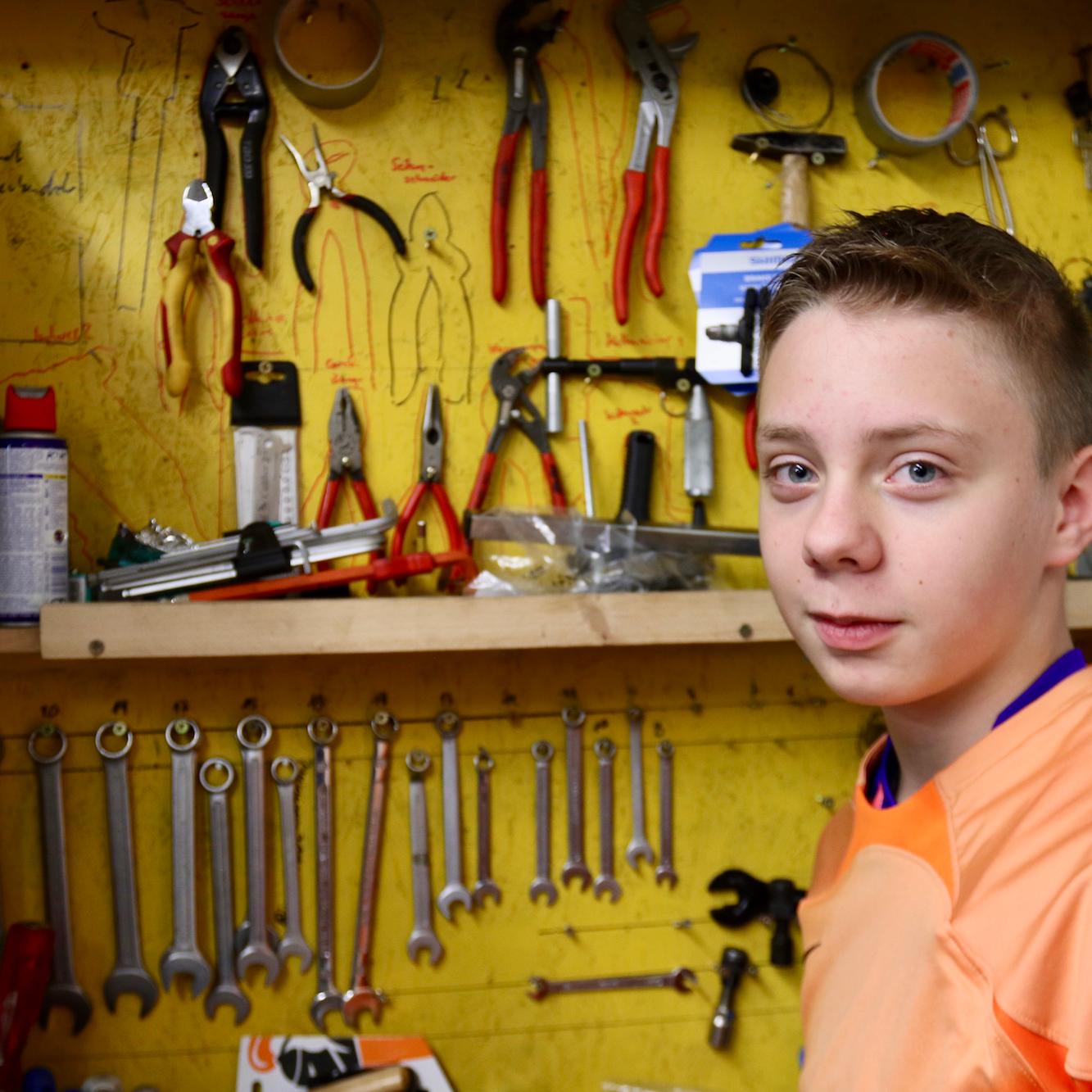 Max besucht die Schule Athenée Royal in Düren und ist gerne Teil des Werkstatt-Teams.