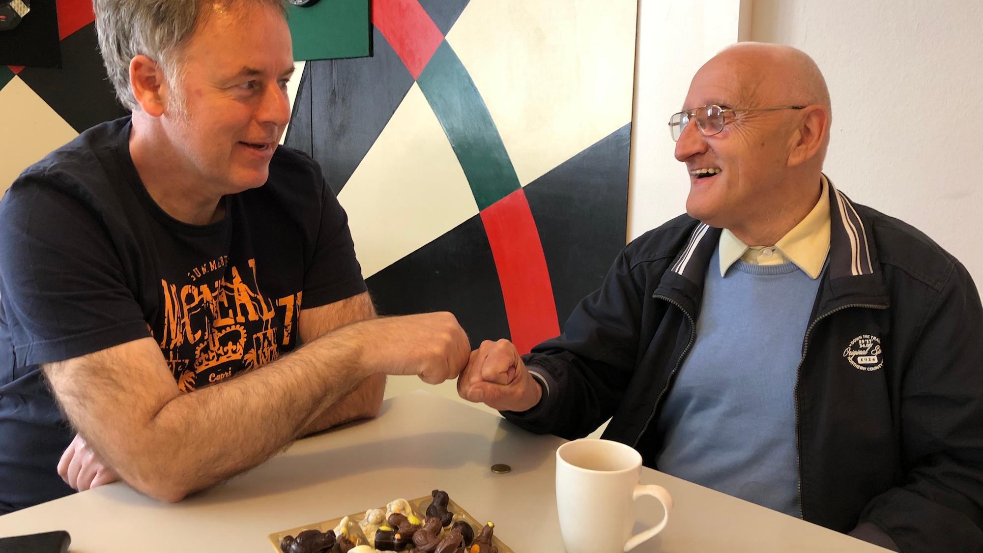 Für jeden ein freundliches Wort und auch Zeit für ein Schwätzchen: Werner Trapmann (l.) begrüßt Gast Oskar Hoffmann im Café Emmaus.