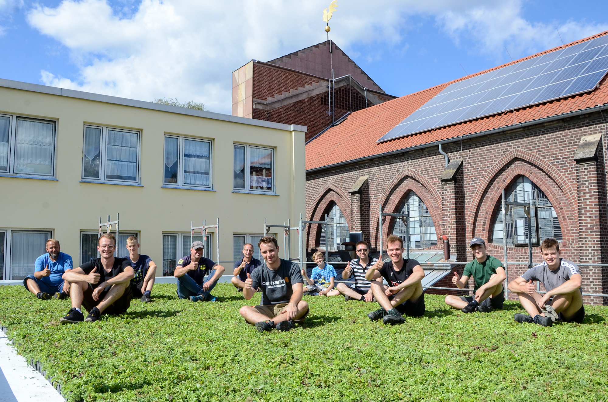 In Mönchengladbach hat youngcaritas mit der Dachbegrünung eines Gebäudes ihr erstes Projekt durchgeführt.