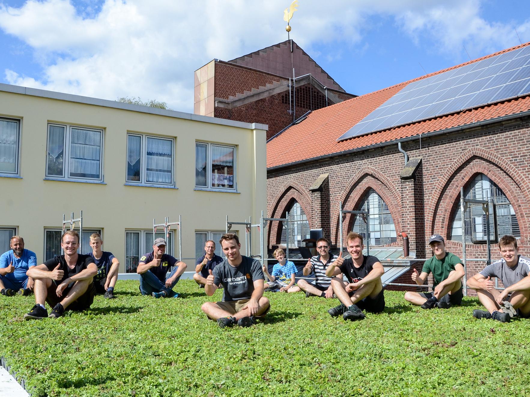In Mönchengladbach hat youngcaritas mit der Dachbegrünung eines Gebäudes ihr erstes Projekt durchgeführt.